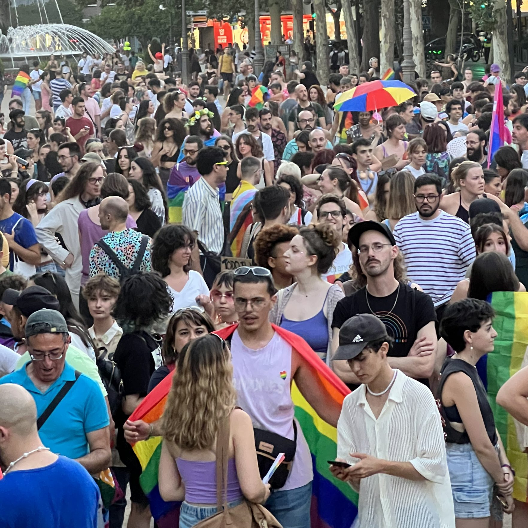 Manifestación del Orgullo con una multitud de gente